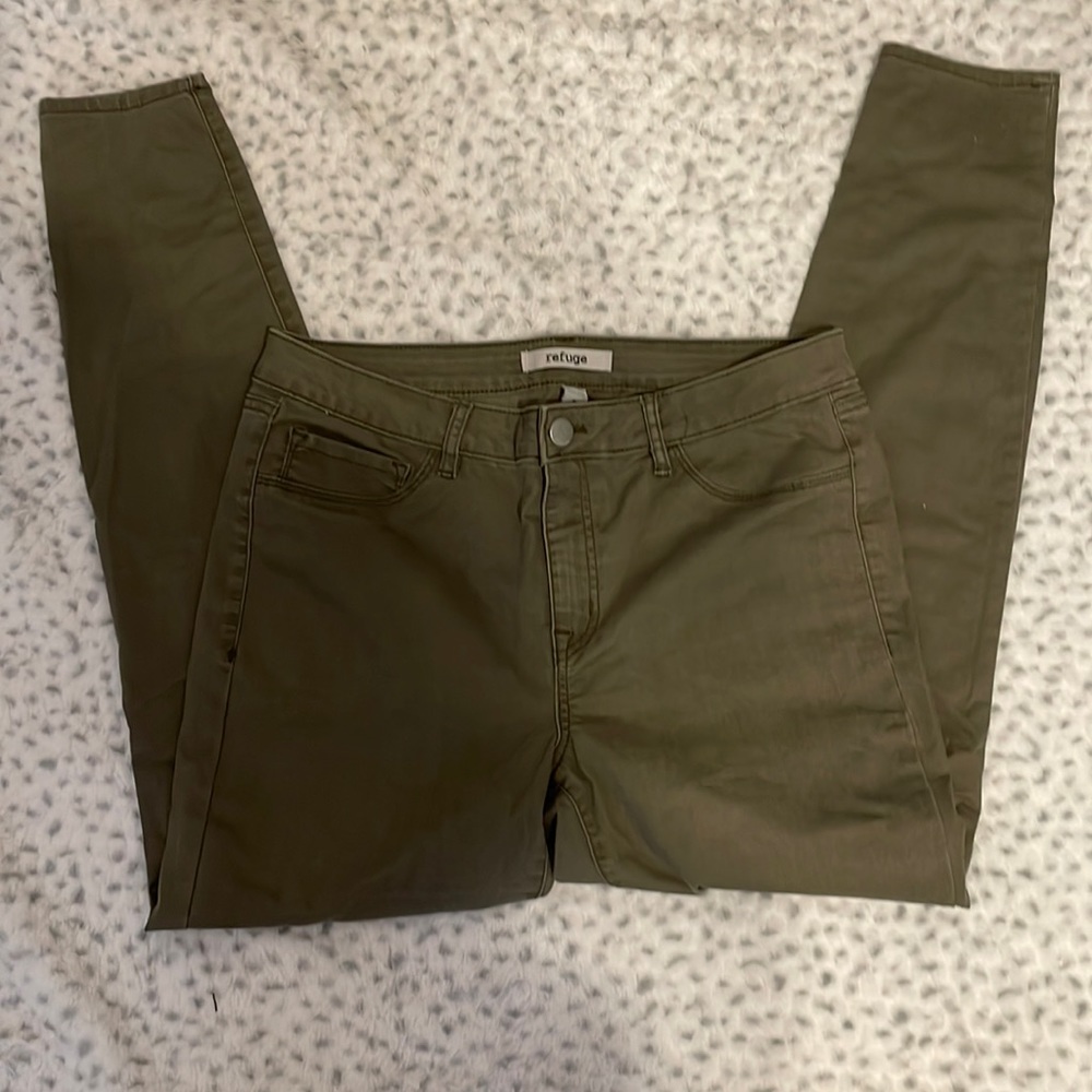 Refuge, Olive Color, size 10